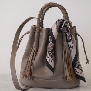 Cartera 100% cuero colombiano pensando siempre en la elegancia en cada mujer .